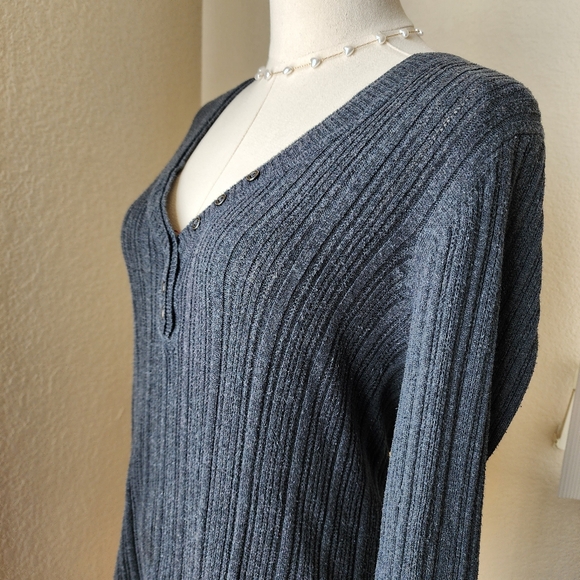 Sonoma knit sweater. Size Medium. Long-sleeved v-neck. - Picture 5 of 12